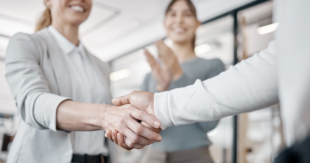 Manager che analizzano dati digitali per sviluppare competenze manageriali, innovazione e competitività aziendale.