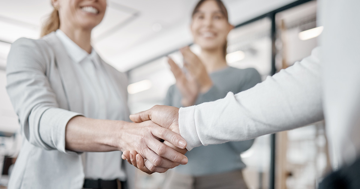 Manager che analizzano dati digitali per sviluppare competenze manageriali, innovazione e competitività aziendale.