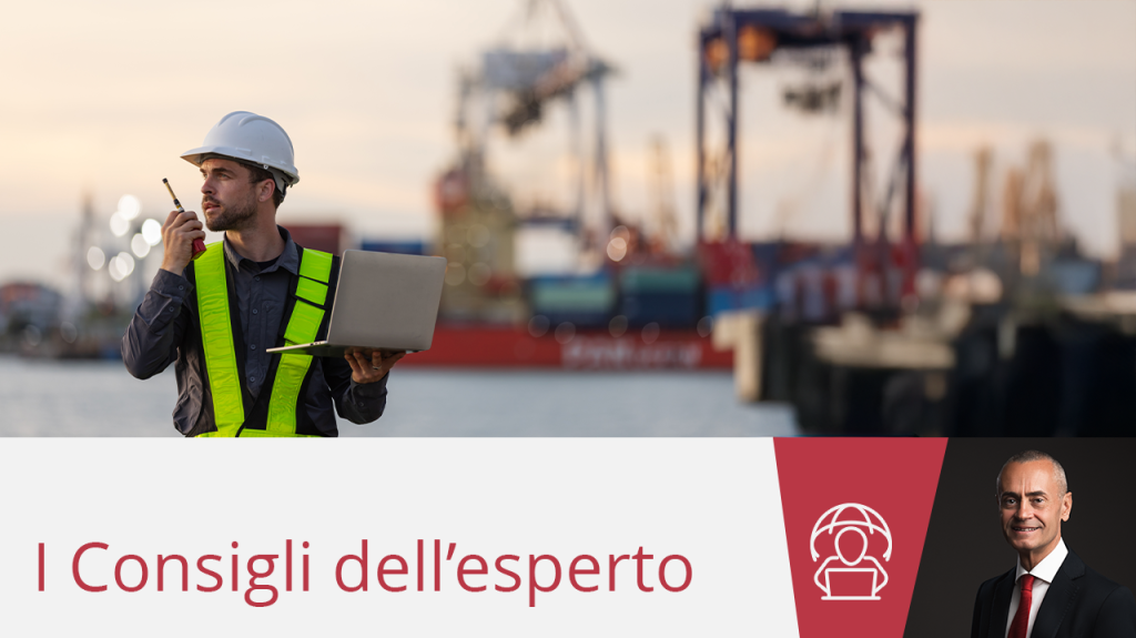 Esperto di commercio internazionale con computer e ricetrasmittente in un terminal portuale, per un approfondimento sugli Incoterms e sul trasporto delle merci all’estero.Articolo di Filippo Poletti